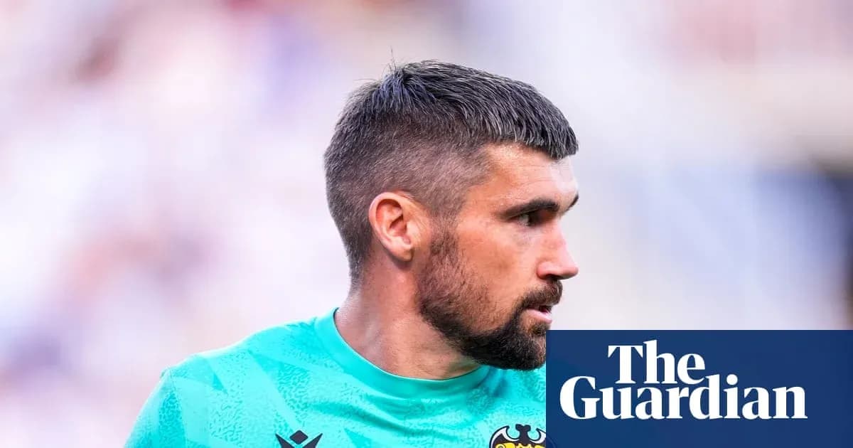 Portero de fútbol en uniforme, perfil en campo Portero de fútbol en uniforme, perfil en campo