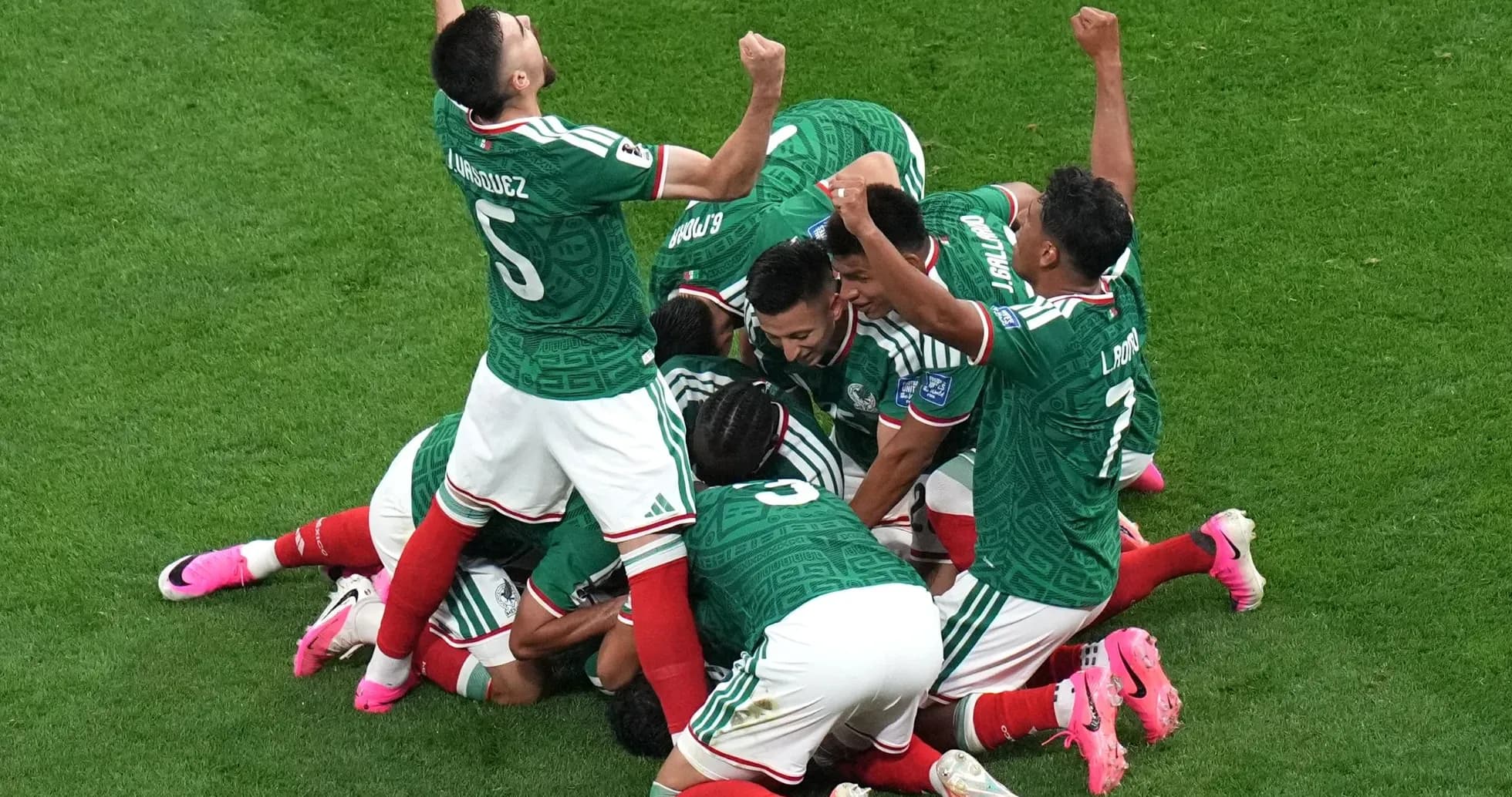 Jugadores de México celebrando un gol Jugadores de México celebrando un gol