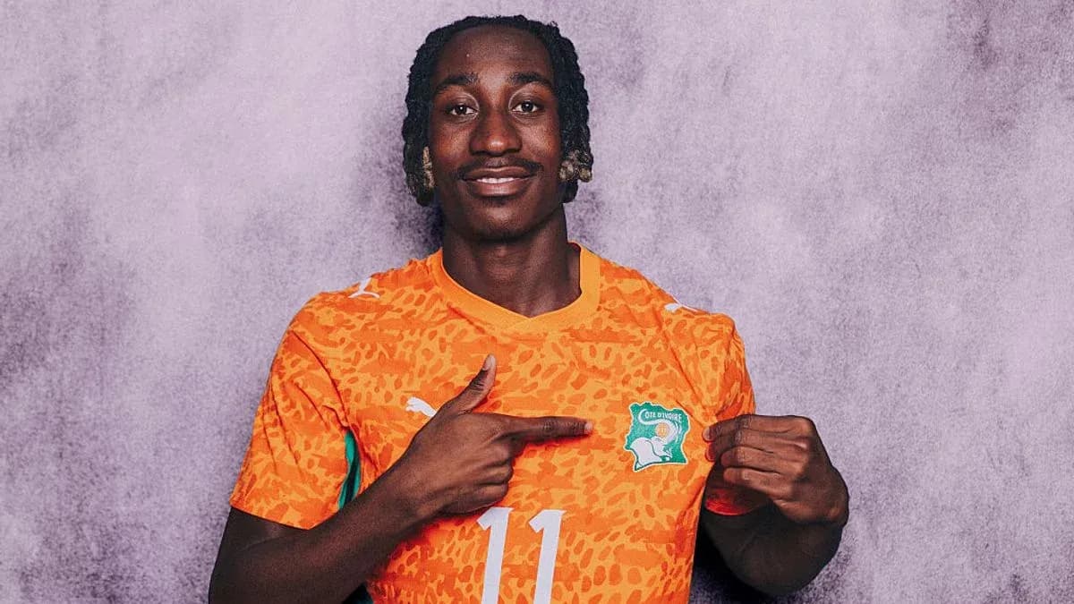 Jugador con camiseta de Costa de Marfil señalando escudo Jugador con camiseta de Costa de Marfil señalando escudo