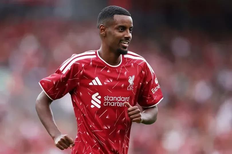 Jugador de Liverpool corriendo en el campo Jugador de Liverpool corriendo en el campo