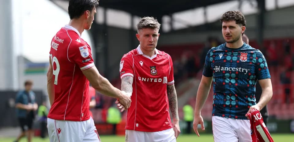 Jugadores de Wrexham saludándose tras el partido Jugadores de Wrexham saludándose tras el partido