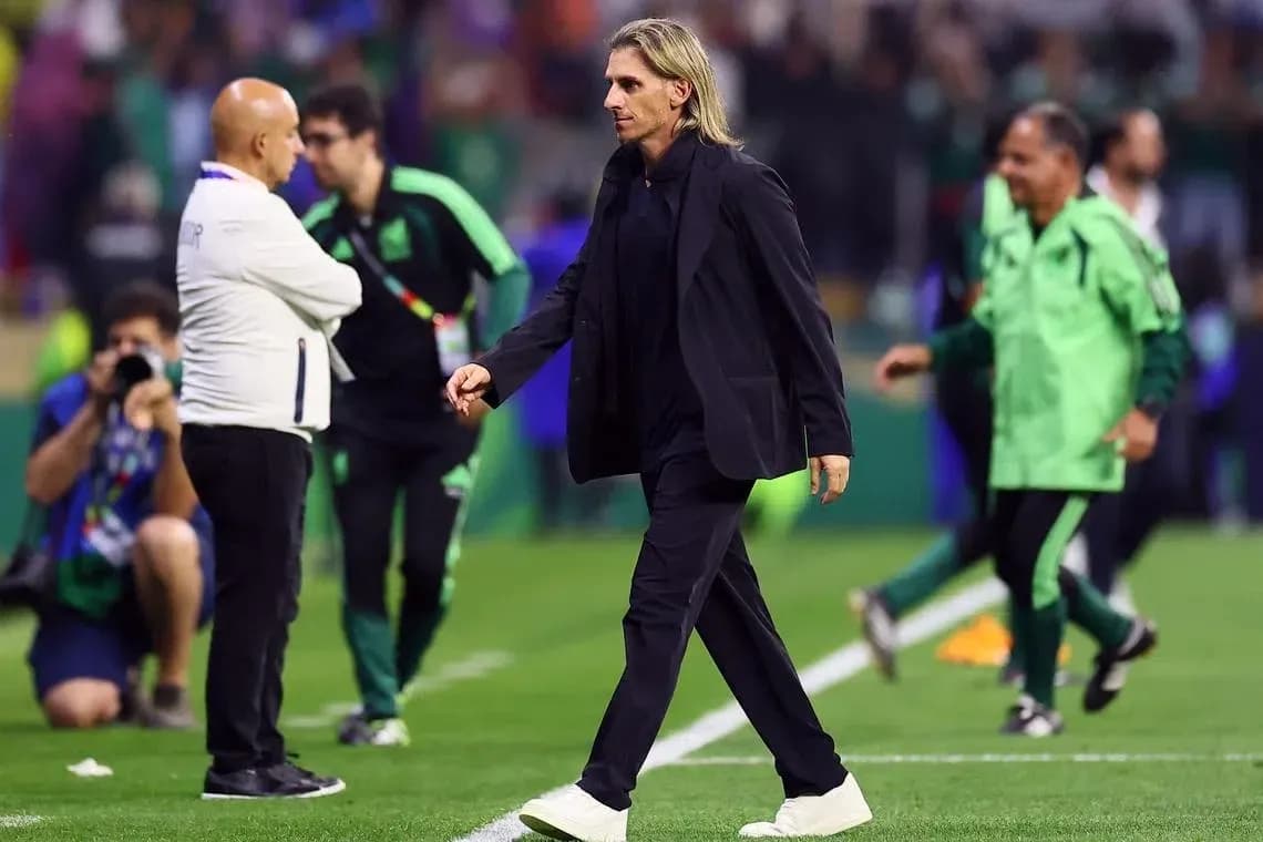 Entrenador caminando por el campo tras el partido Entrenador caminando por el campo tras el partido