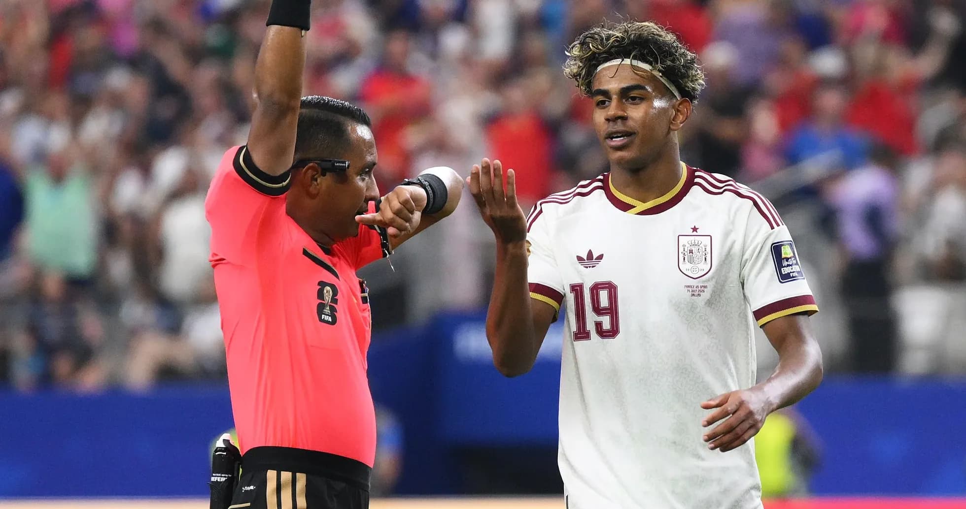 Árbitro amonestando a jugador durante partido de fútbol Árbitro amonestando a jugador durante partido de fútbol