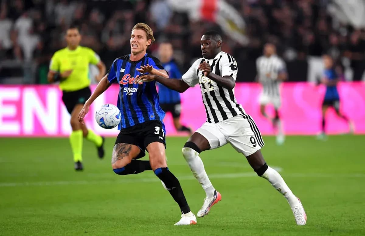 Jugador de Atalanta y Juventus compiten por el balón Jugador de Atalanta y Juventus compiten por el balón