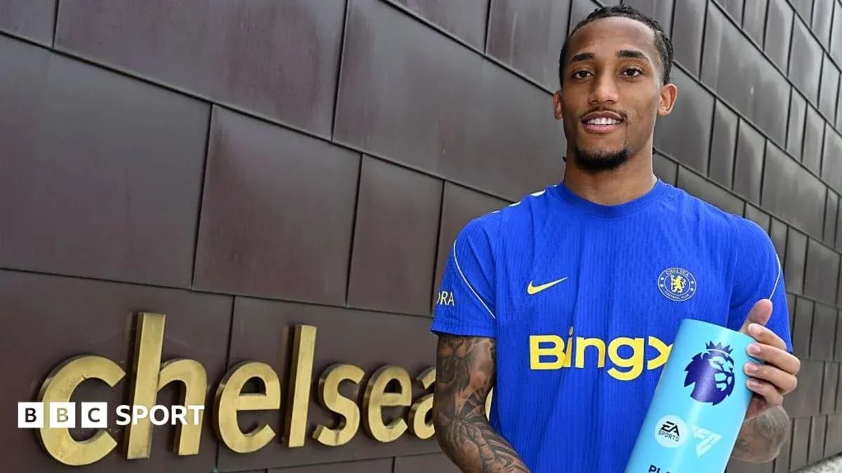 Jugador de Chelsea sosteniendo premio de la Premier League Jugador de Chelsea sosteniendo premio de la Premier League