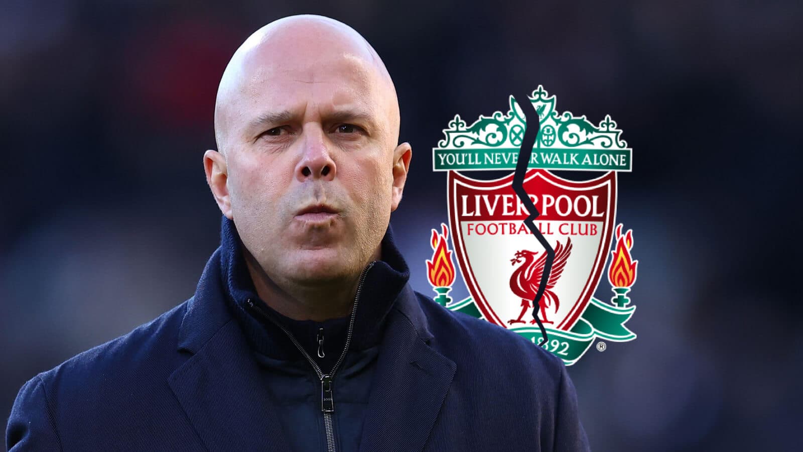 Entrenador frente al escudo del Liverpool FC Entrenador frente al escudo del Liverpool FC