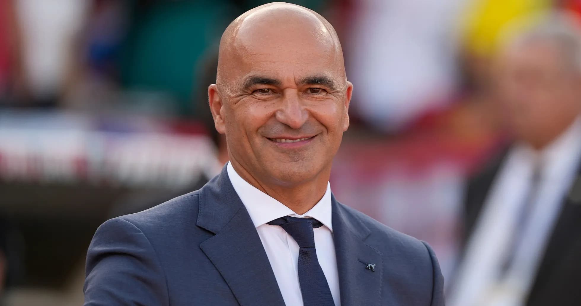 Entrenador sonriendo en un evento deportivo Entrenador sonriendo en un evento deportivo