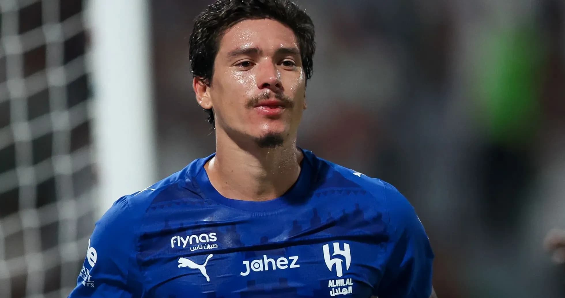 Jugador de Al Hilal en uniforme azul durante partido Jugador de Al Hilal en uniforme azul durante partido