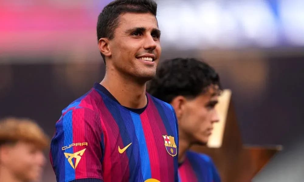 Jugador del FC Barcelona sonriendo durante ceremonia Jugador del FC Barcelona sonriendo durante ceremonia