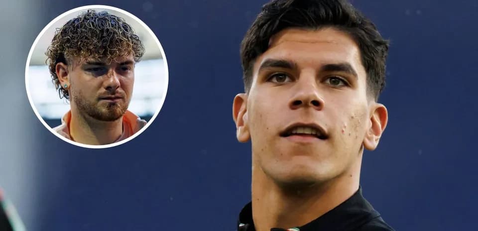 Dos jugadores en primer plano, uno sonriente y otro serio Dos jugadores en primer plano, uno sonriente y otro serio