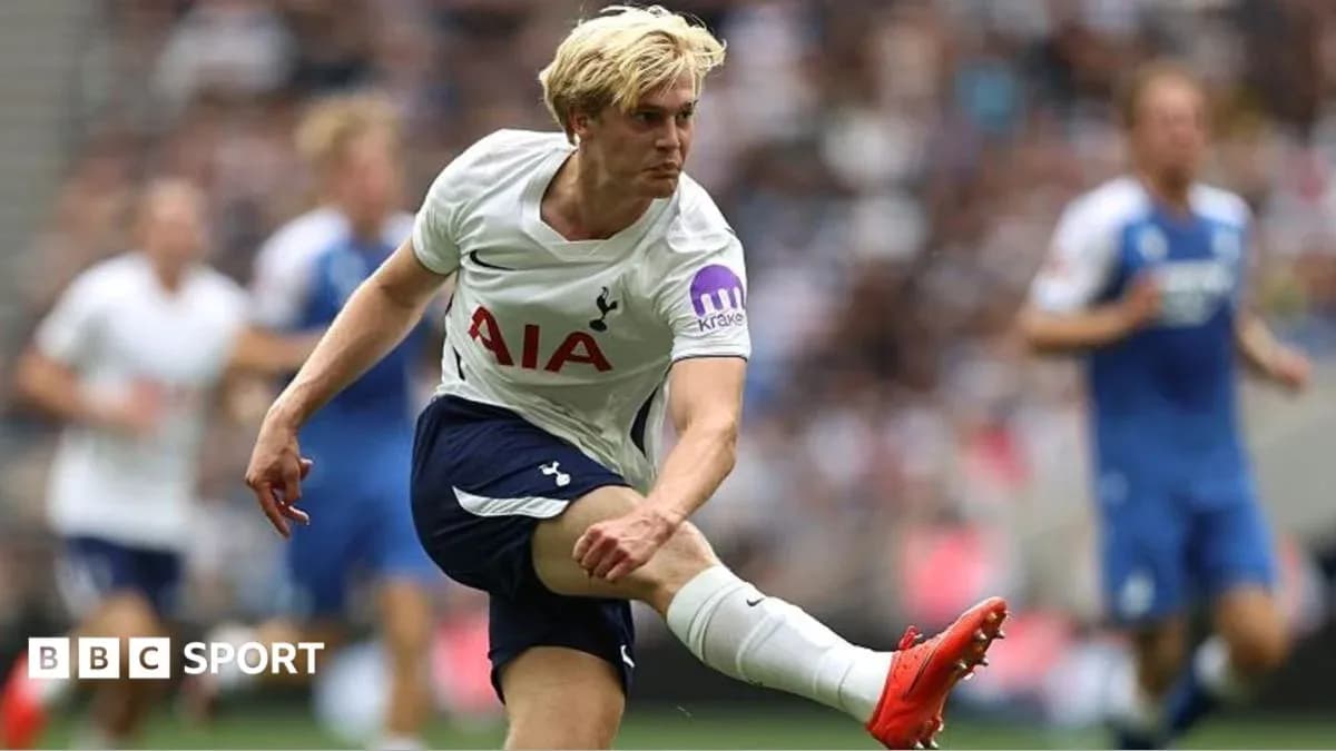 Jugador de Tottenham pateando el balón en partido Jugador de Tottenham pateando el balón en partido