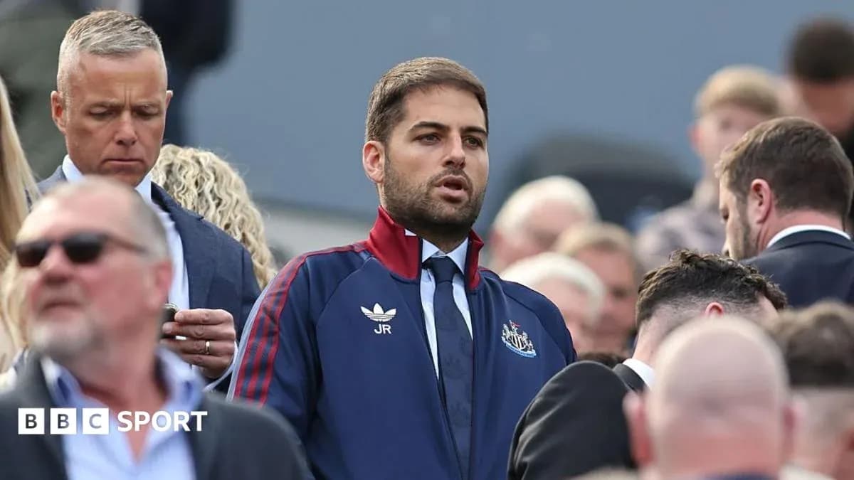 Hombre con chaqueta de Newcastle en evento público Hombre con chaqueta de Newcastle en evento público