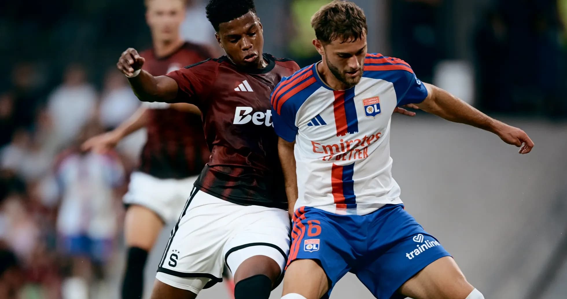 Jugador de Lyon compitiendo por el balón Jugador de Lyon compitiendo por el balón