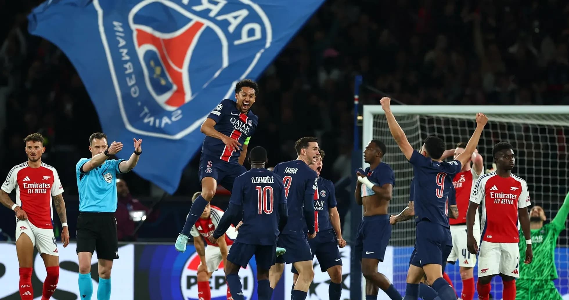 Jugadores de PSG celebrando un gol Jugadores de PSG celebrando un gol