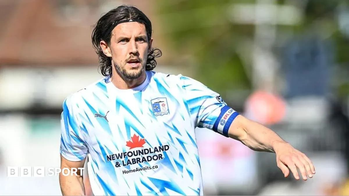 Jugador con camiseta blanca y azul en acción Jugador con camiseta blanca y azul en acción