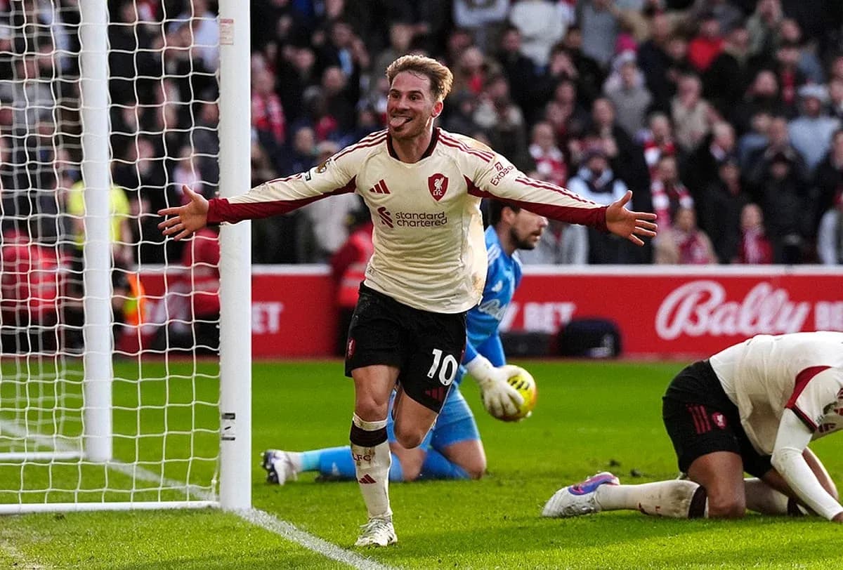 Jugador de Liverpool celebrando un gol Jugador de Liverpool celebrando un gol