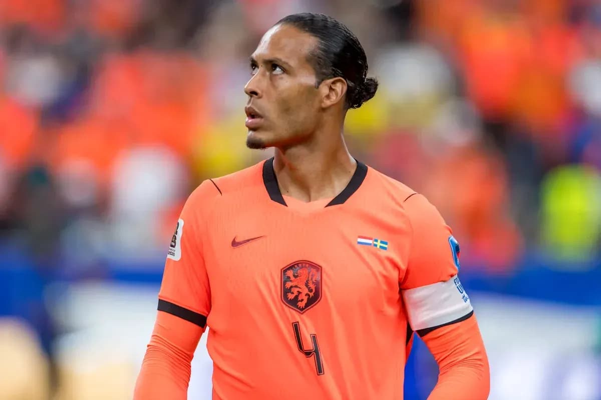 Jugador de fútbol en uniforme naranja mirando hacia arriba Jugador de fútbol en uniforme naranja mirando hacia arriba
