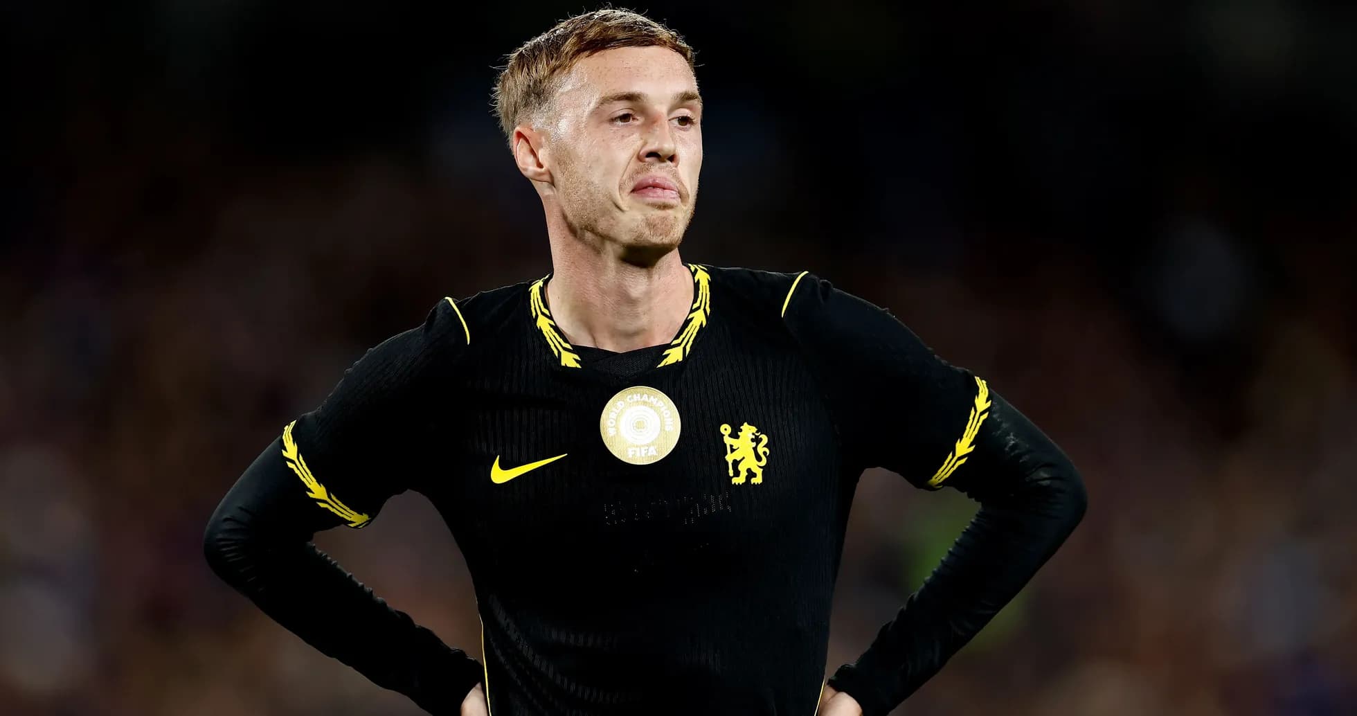 Jugador de Chelsea en partido con camiseta negra Jugador de Chelsea en partido con camiseta negra