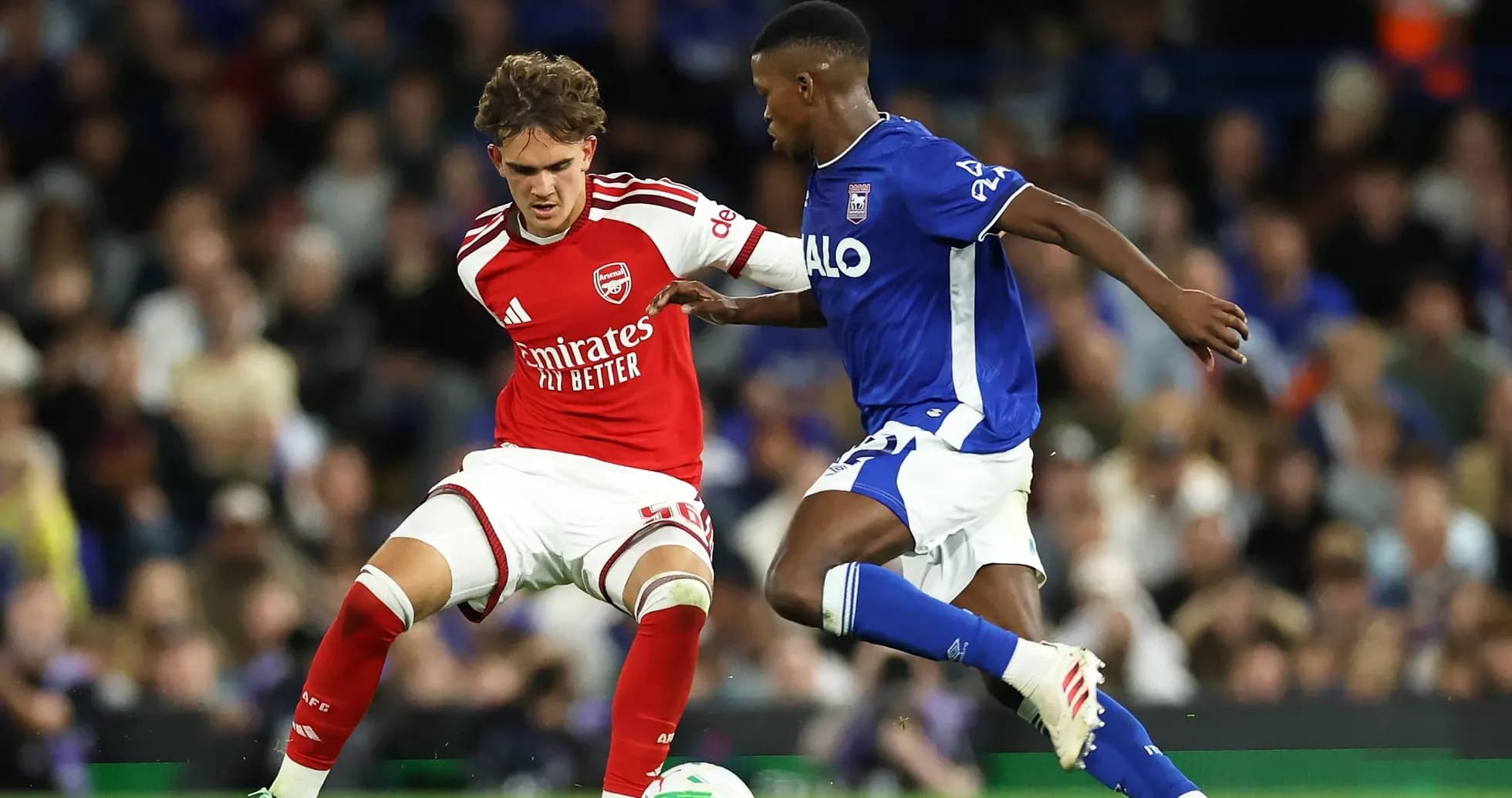 Jugadores de Arsenal e Ipswich compitiendo por el balón Jugadores de Arsenal e Ipswich compitiendo por el balón