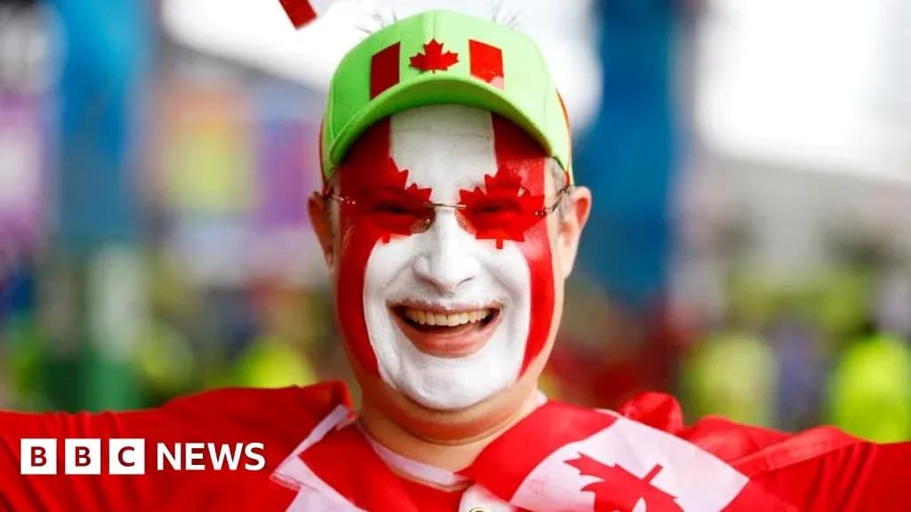 Fan con cara pintada de Canadá durante evento deportivo Fan con cara pintada de Canadá durante evento deportivo