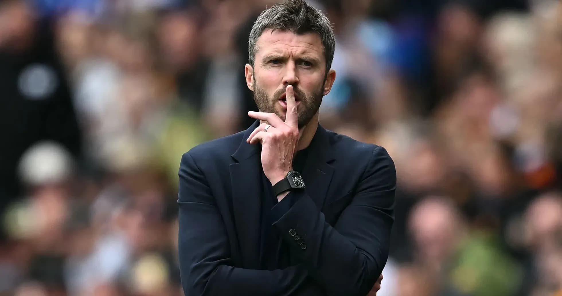 Entrenador haciendo señal de silencio durante partido Entrenador haciendo señal de silencio durante partido