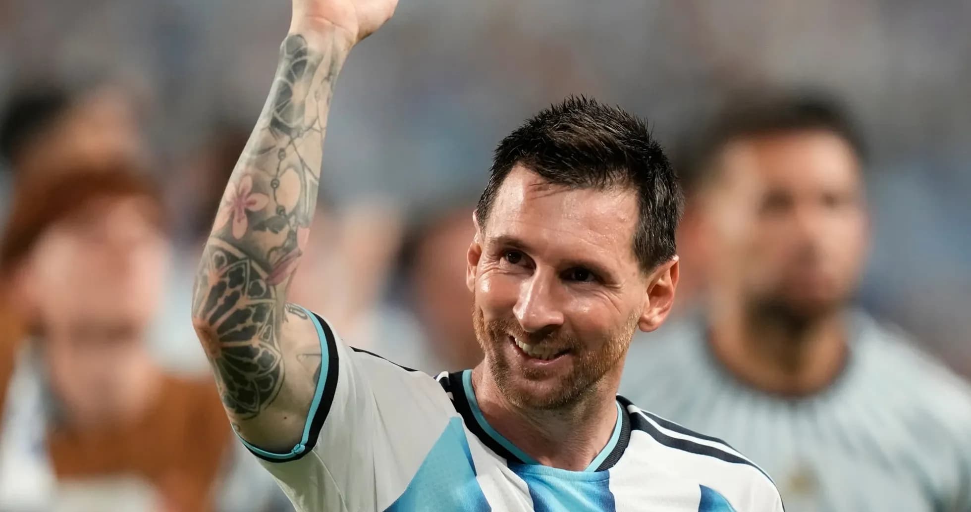 Jugador levantando el puño en celebración Jugador levantando el puño en celebración
