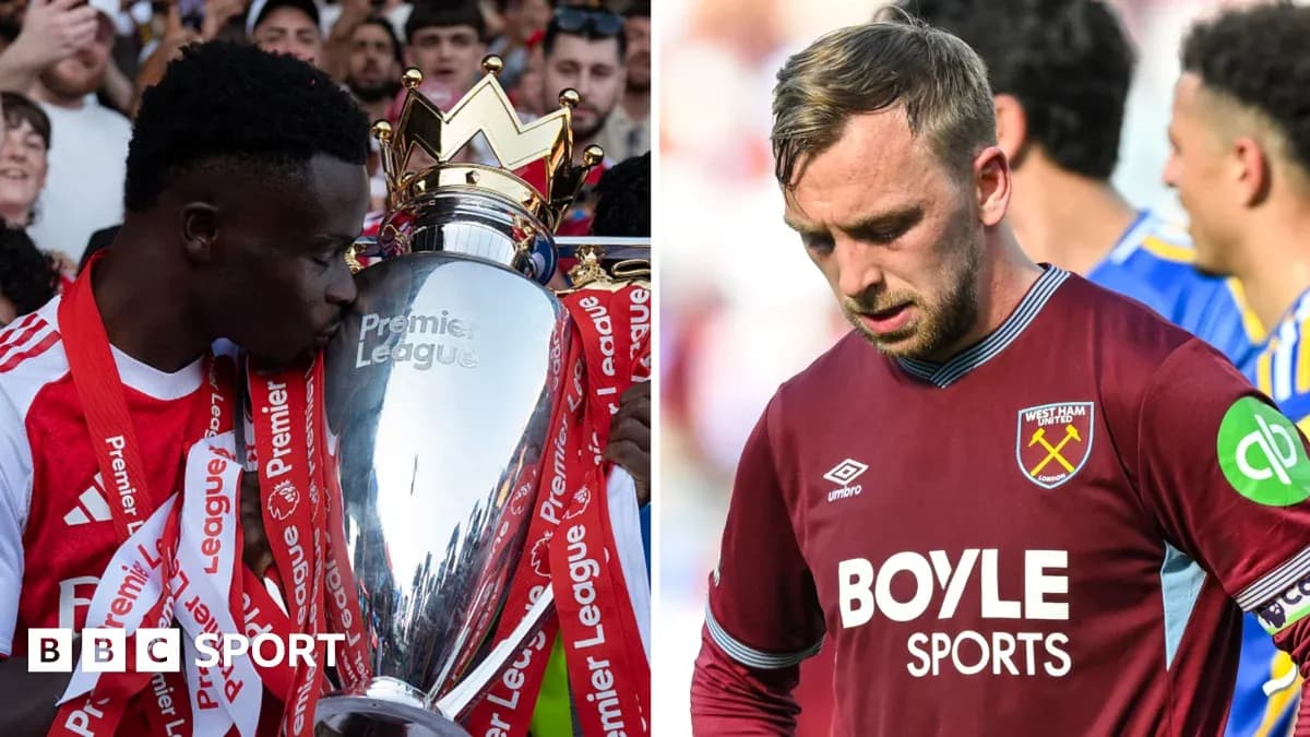 Jugador levantando trofeo de la Premier League Jugador levantando trofeo de la Premier League