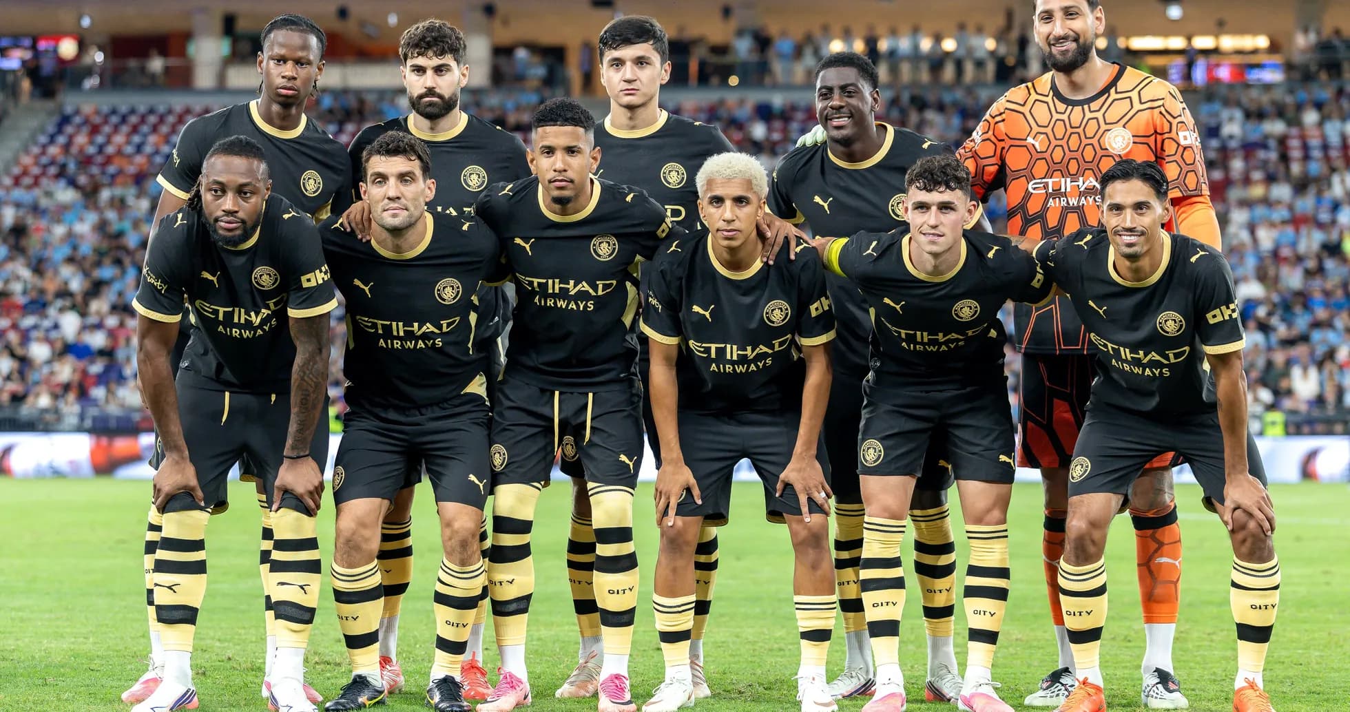 Equipo posando en uniforme negro y dorado Equipo posando en uniforme negro y dorado