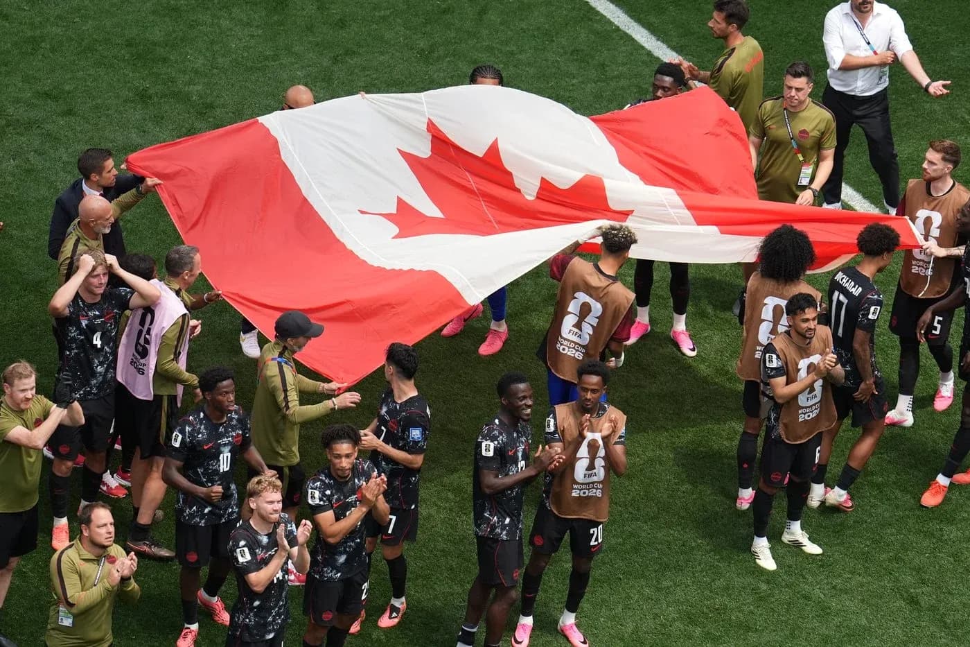 Jugadores sosteniendo la bandera de Canadá Jugadores sosteniendo la bandera de Canadá