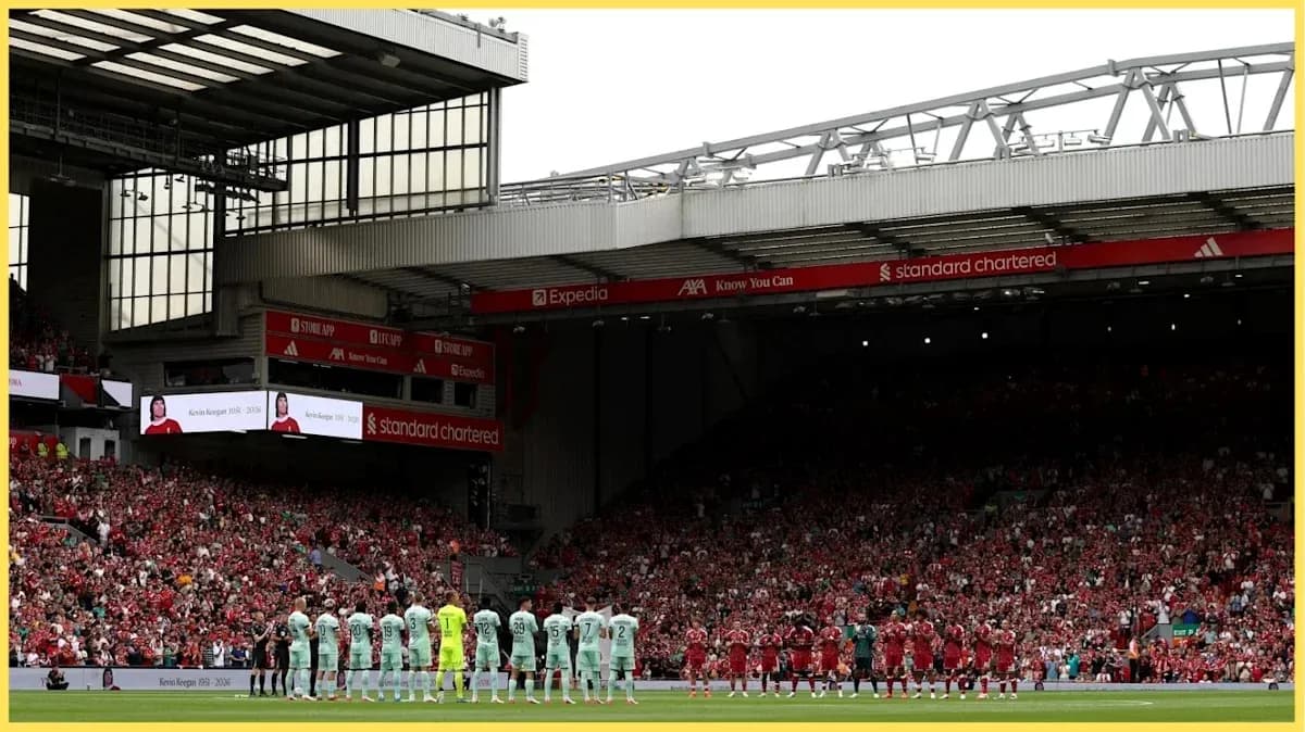 Equipos alineados en homenaje en Anfield Equipos alineados en homenaje en Anfield