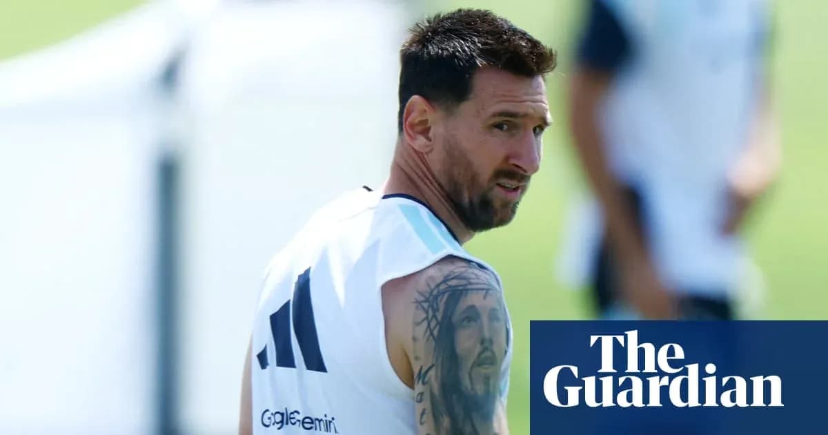Lionel Messi entrenando con equipo en campo Lionel Messi entrenando con equipo en campo