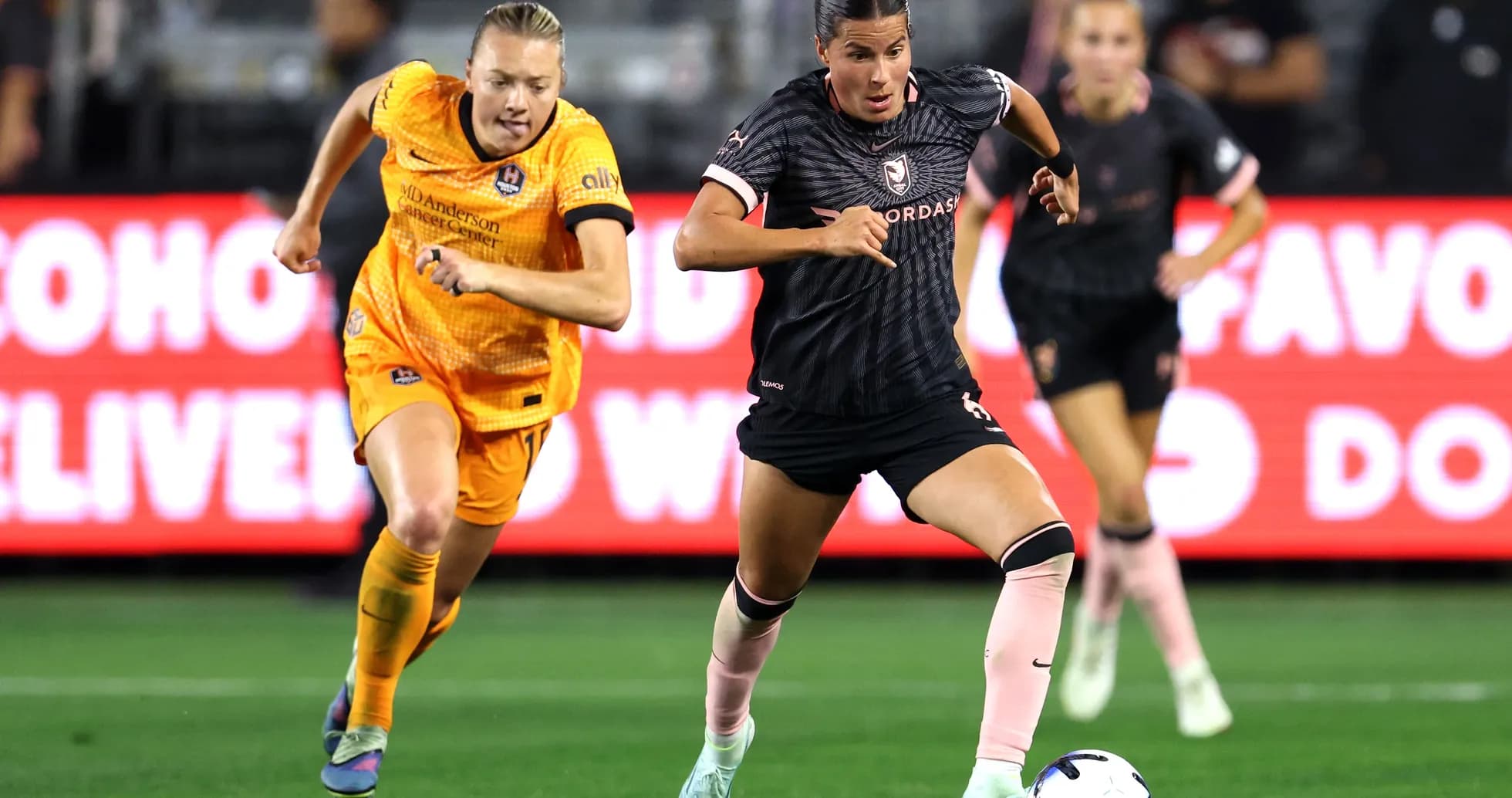 Jugadora de Houston Dash corriendo con el balón Jugadora de Houston Dash corriendo con el balón
