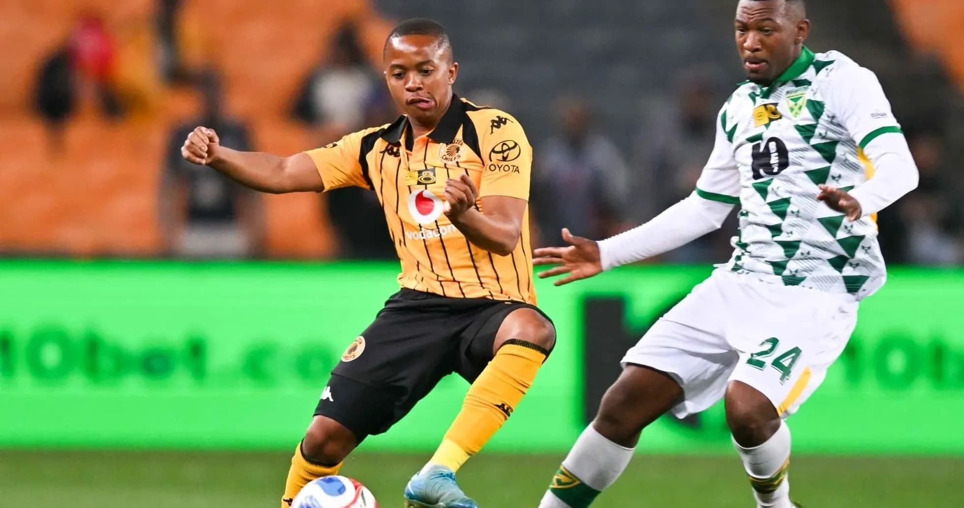 Jugador de Kaizer Chiefs controlando el balón en partido Jugador de Kaizer Chiefs controlando el balón en partido
