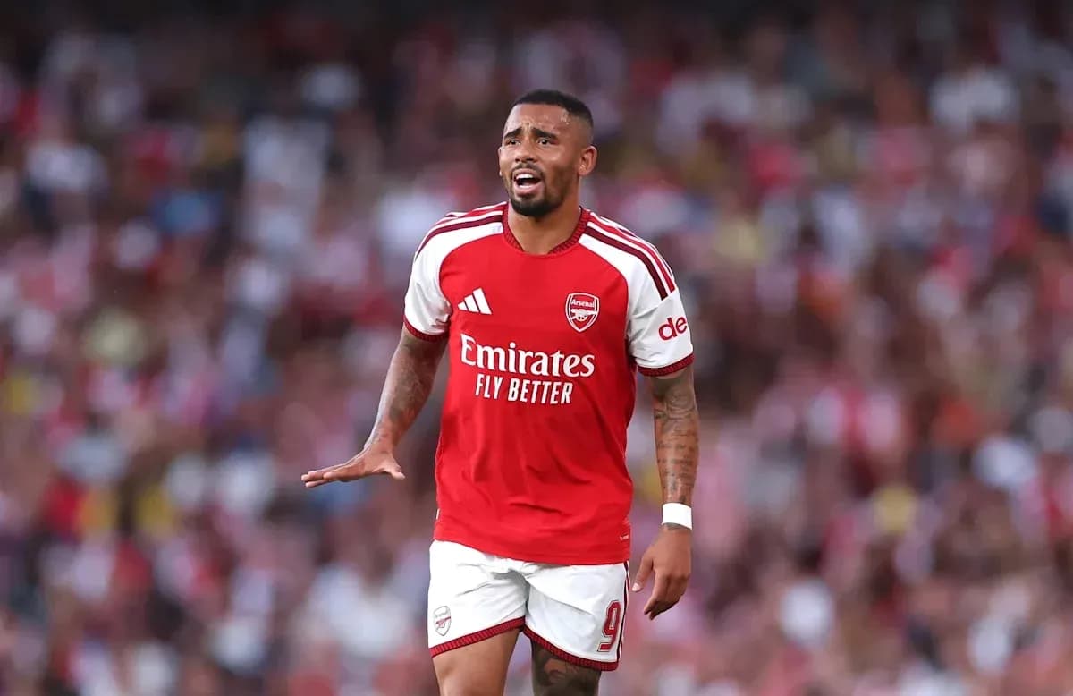 Jugador de Arsenal gesticulando durante el partido Jugador de Arsenal gesticulando durante el partido