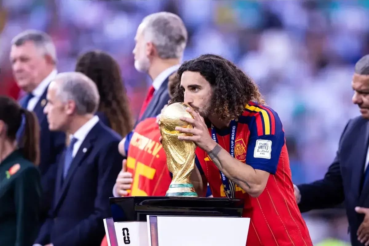 Jugador de España besando el trofeo de la Copa del Mundo Jugador de España besando el trofeo de la Copa del Mundo
