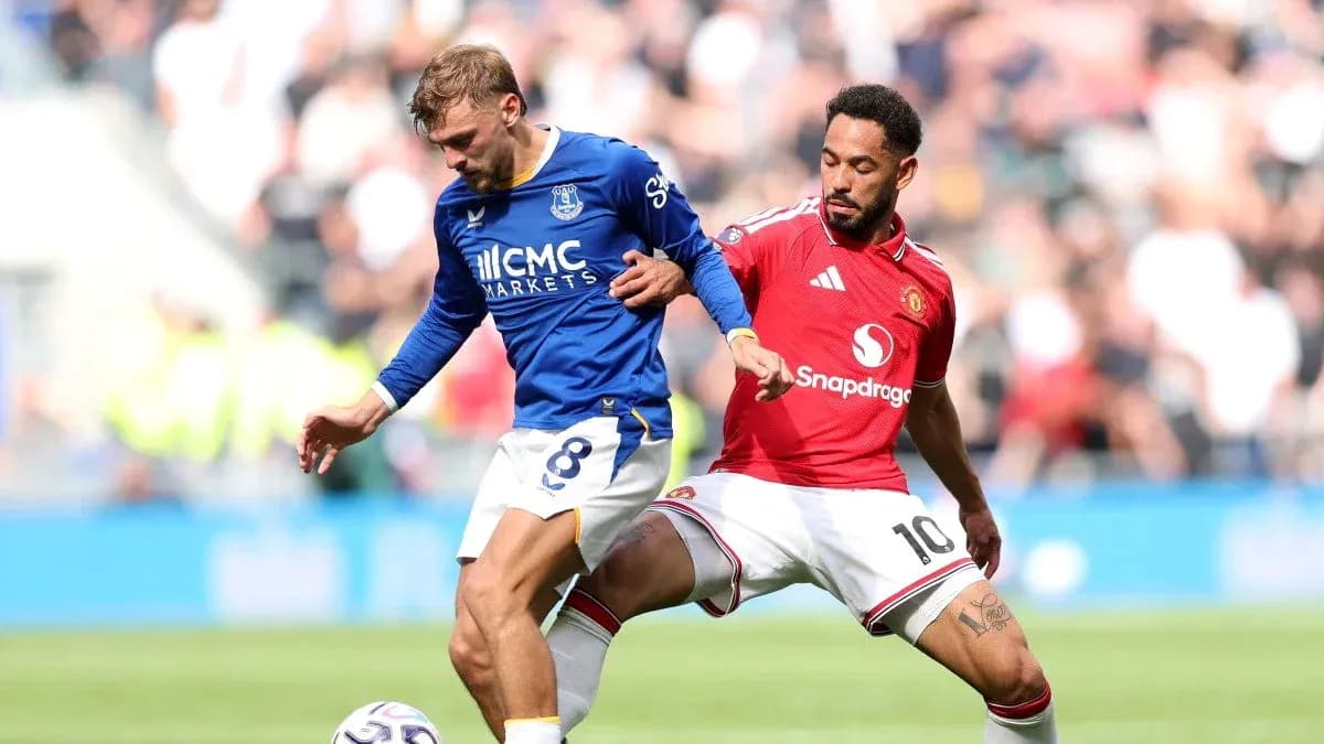 Jugador de Everton y Manchester United compitiendo por el balón Jugador de Everton y Manchester United compitiendo por el balón