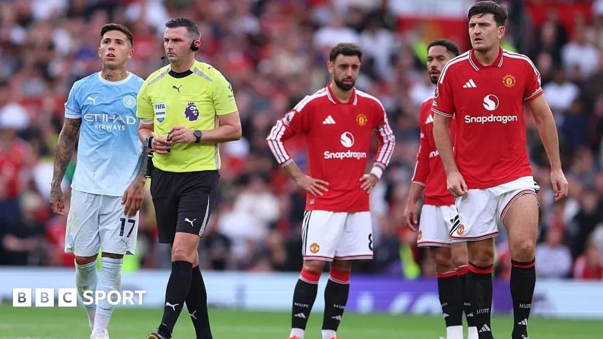 Jugadores de Manchester United y árbitro en el partido Jugadores de Manchester United y árbitro en el partido