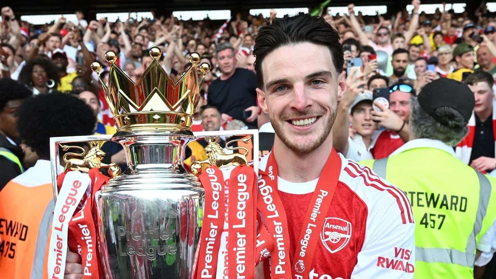 Jugador de Arsenal levantando trofeo de Premier League Jugador de Arsenal levantando trofeo de Premier League