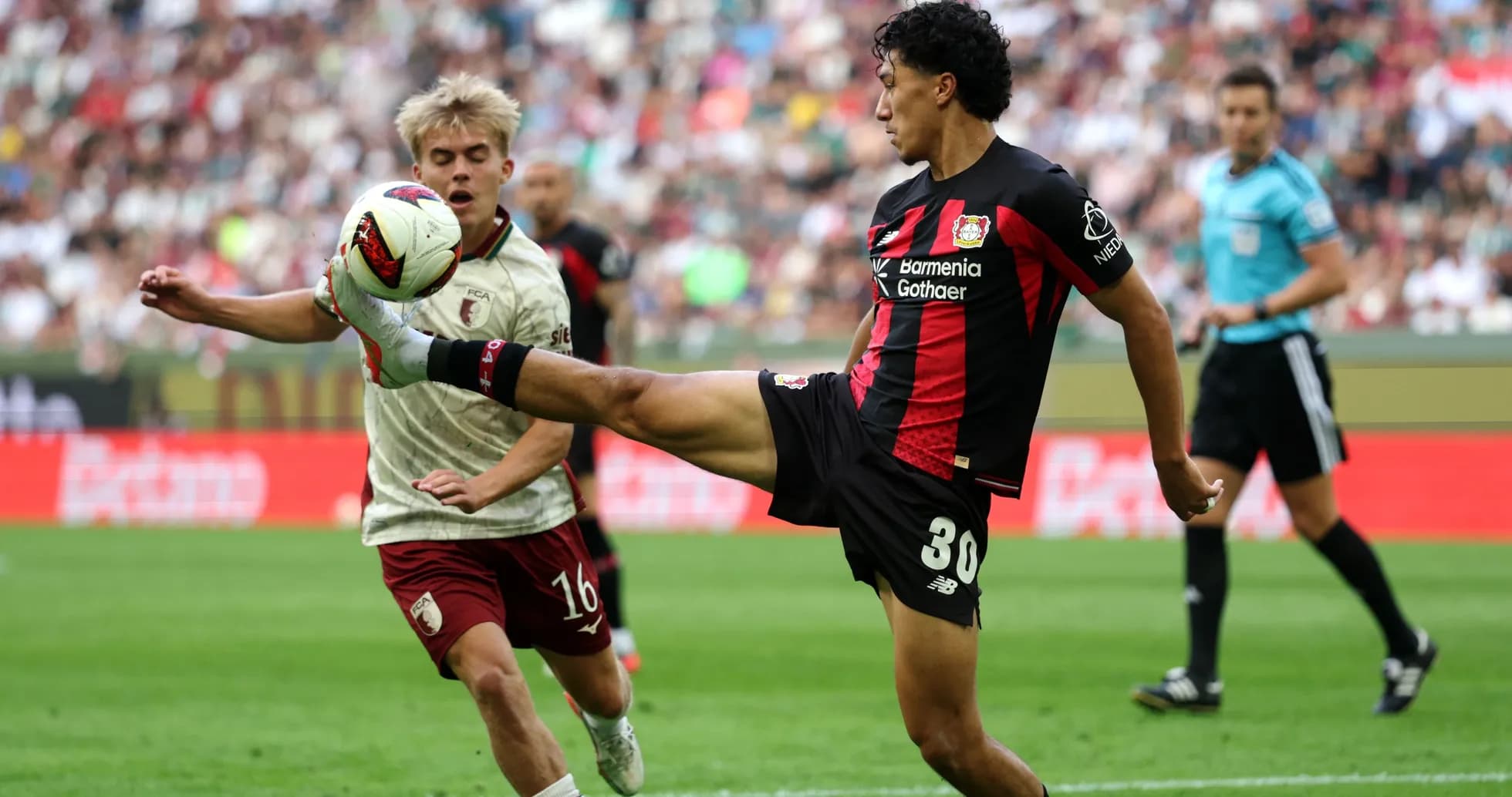 Jugador de Bayer Leverkusen pateando el balón Jugador de Bayer Leverkusen pateando el balón