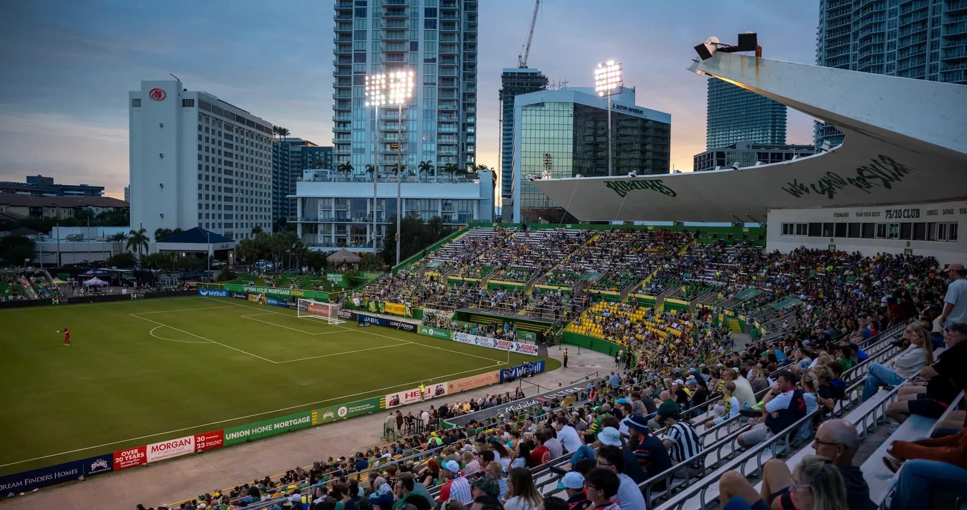 Estadio lleno durante un partido de fútbol Estadio lleno durante un partido de fútbol