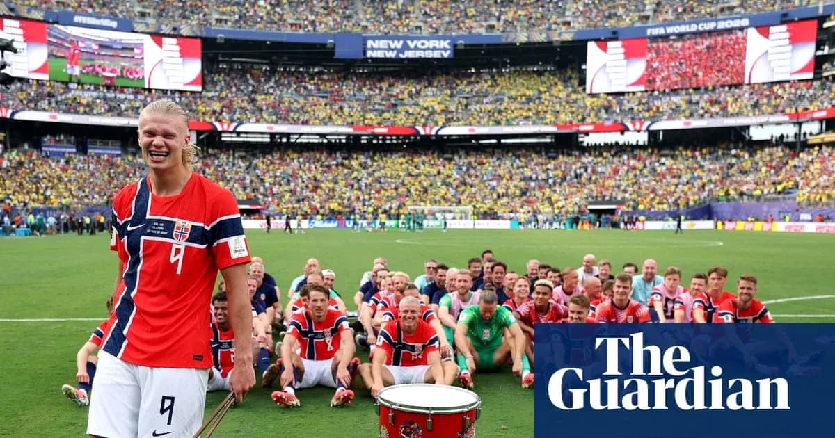 Jugadores de Noruega celebrando en el campo después del partido Jugadores de Noruega celebrando en el campo después del partido