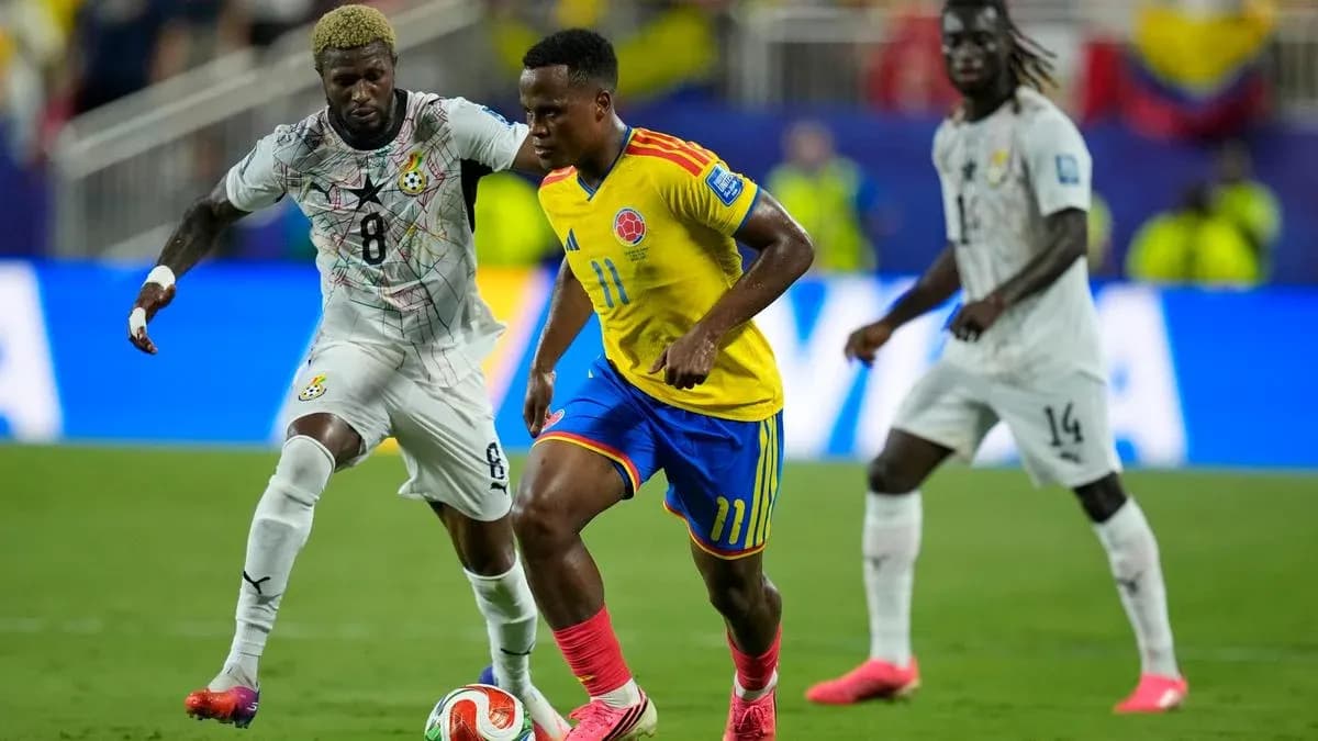Jugador colombiano driblando a defensor ghanés en partido Jugador colombiano driblando a defensor ghanés en partido
