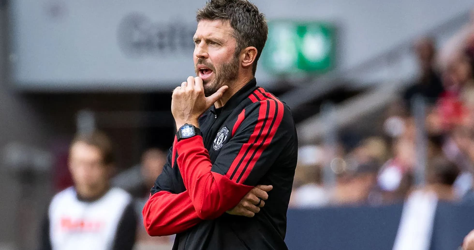 Entrenador de Manchester United dirigiendo desde la línea lateral Entrenador de Manchester United dirigiendo desde la línea lateral