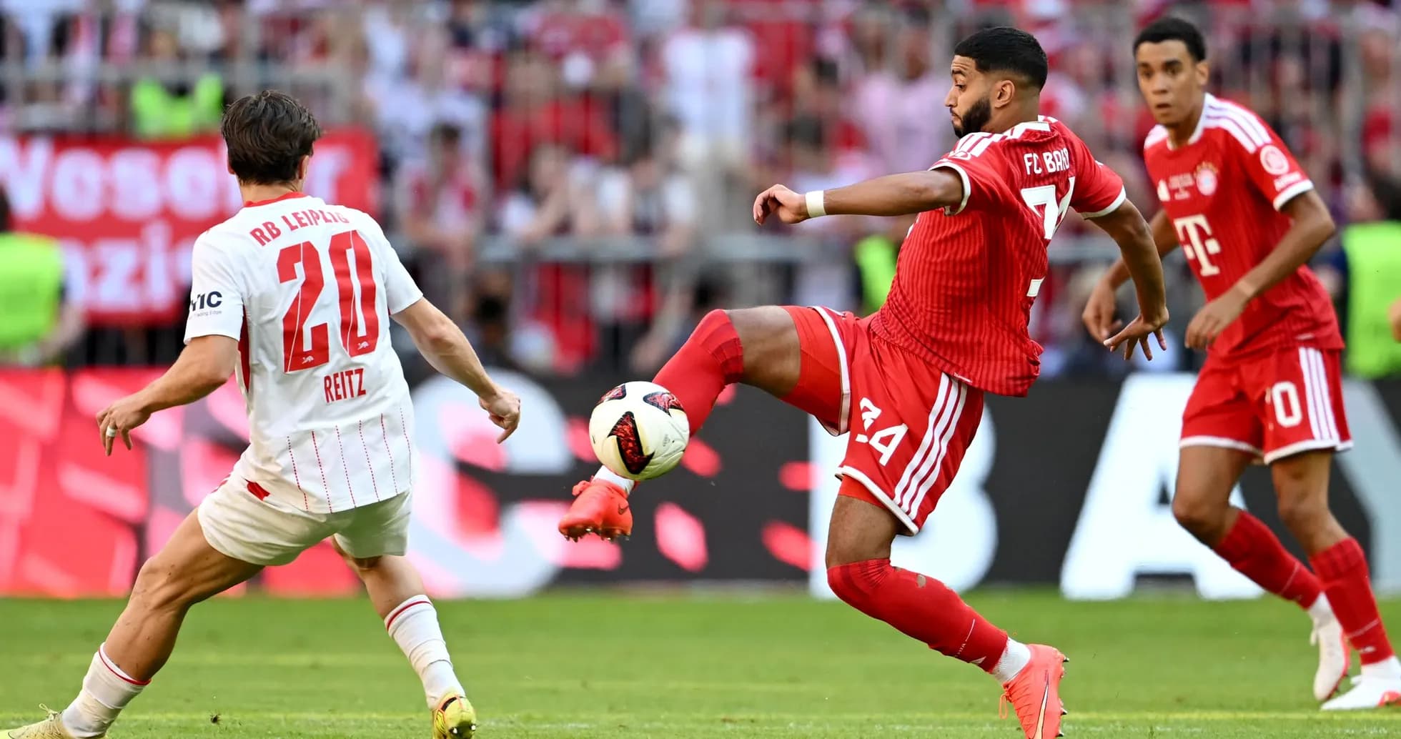 Jugadores de Bayern y RB Leipzig en acción durante partido Jugadores de Bayern y RB Leipzig en acción durante partido