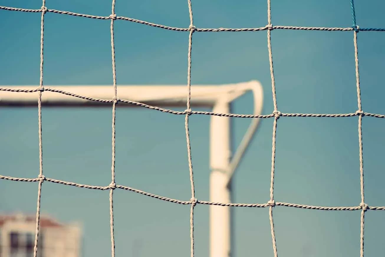 Red de gol con fondo de cielo azul Red de gol con fondo de cielo azul