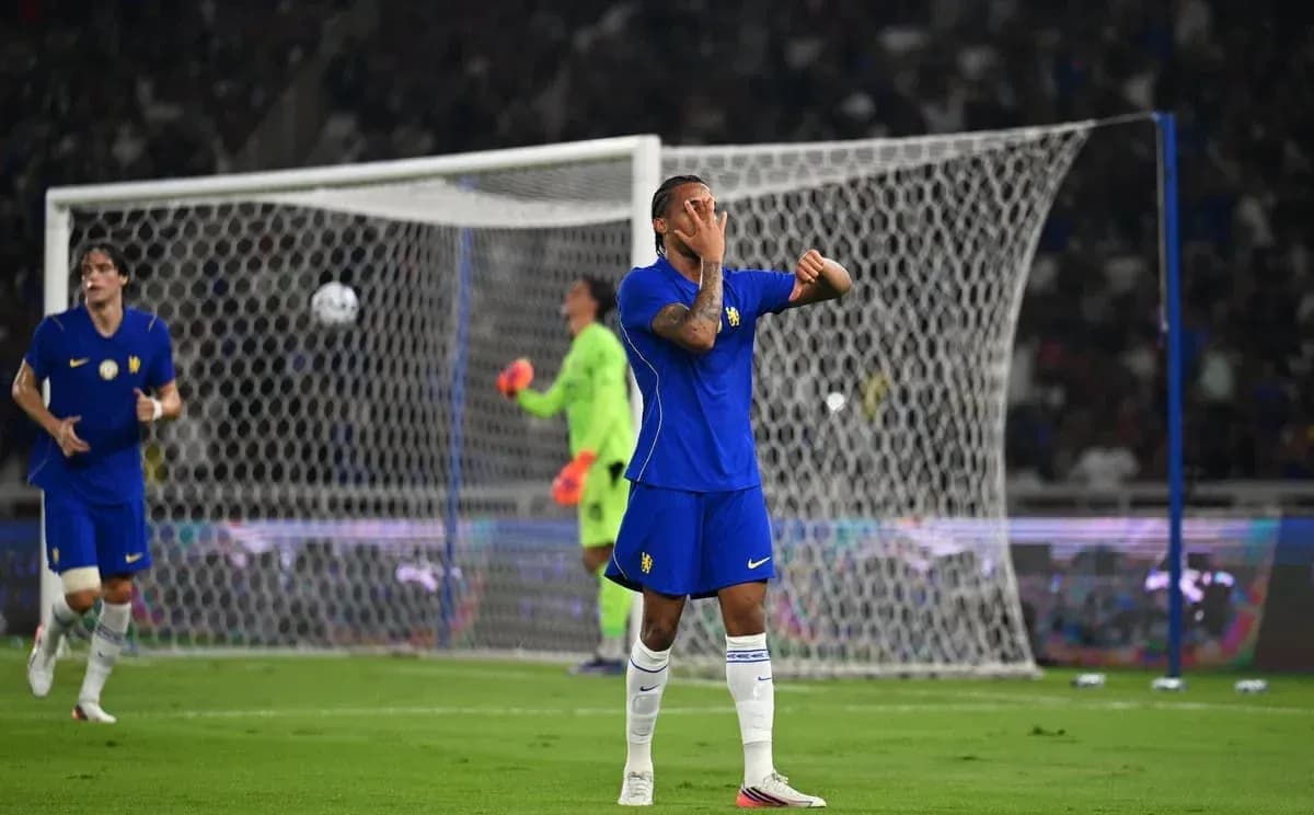 Jugador con camiseta azul gesticulando en el partido Jugador con camiseta azul gesticulando en el partido