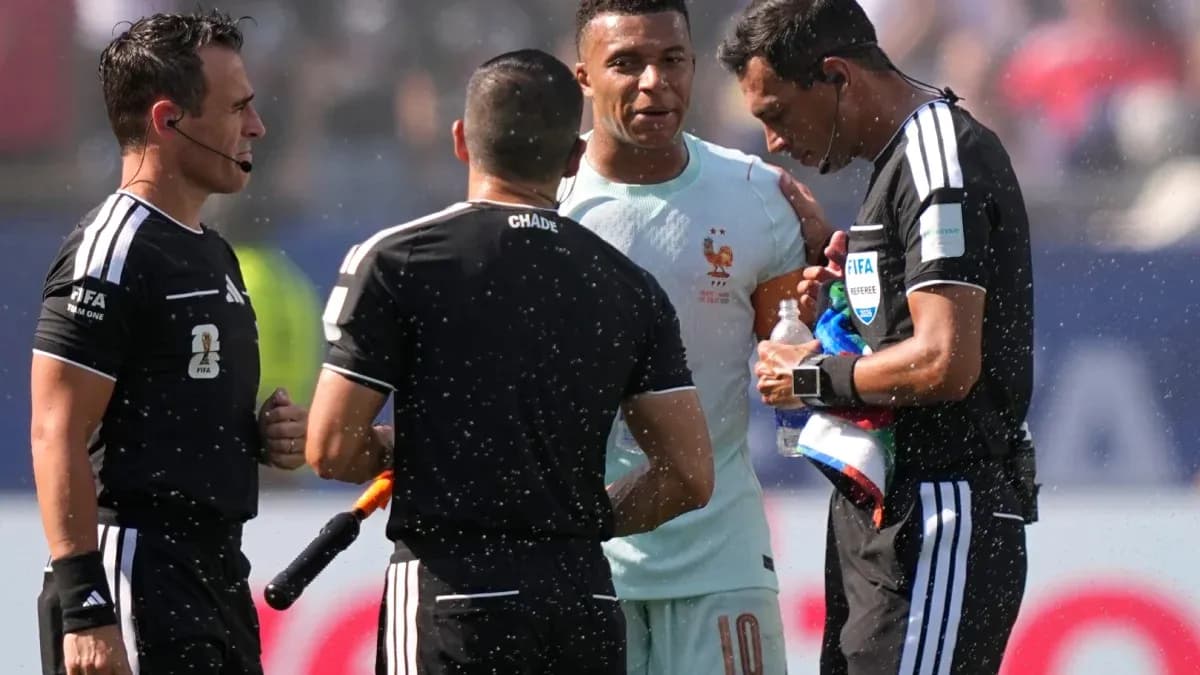 Jugador hablando con árbitros durante el partido Jugador hablando con árbitros durante el partido