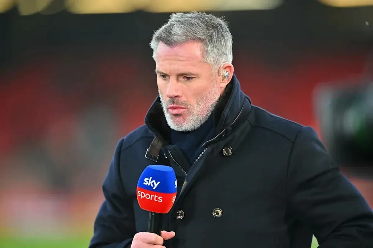 Analista sosteniendo micrófono de Sky Sports Analista sosteniendo micrófono de Sky Sports