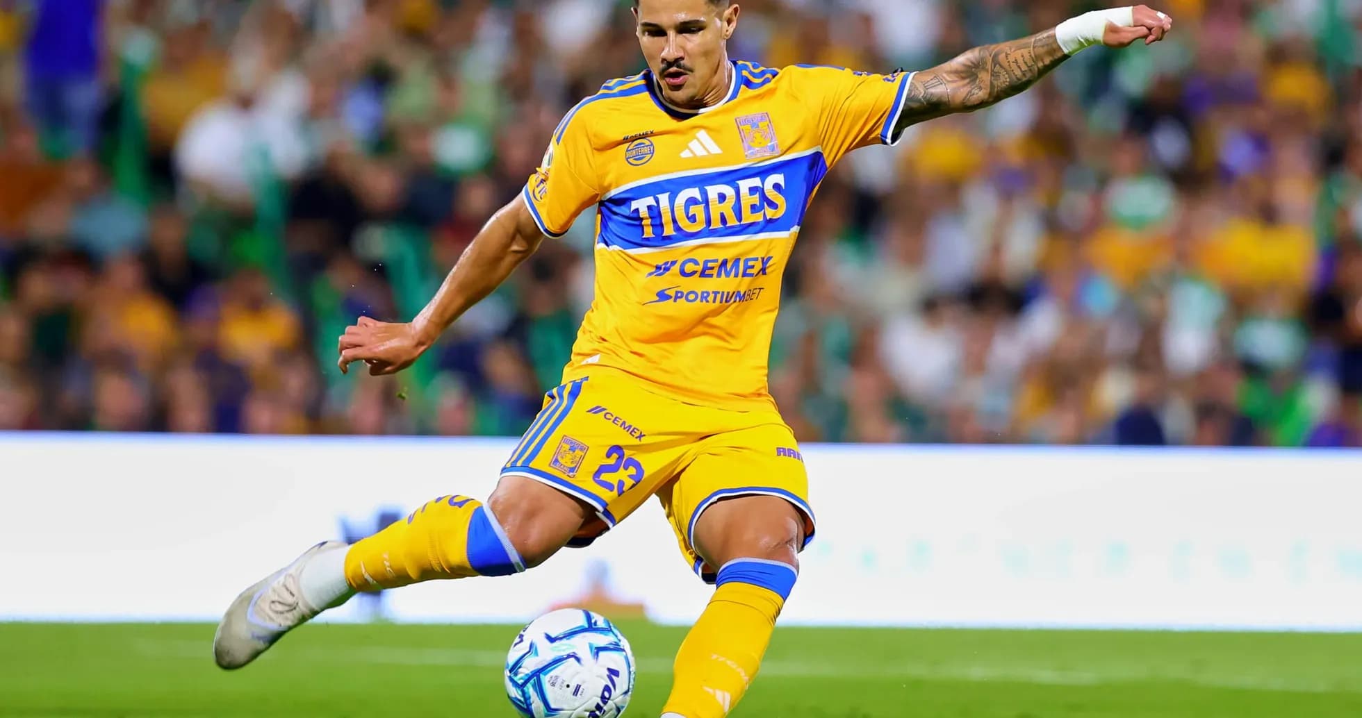 Jugador de Tigres UANL pateando el balón Jugador de Tigres UANL pateando el balón