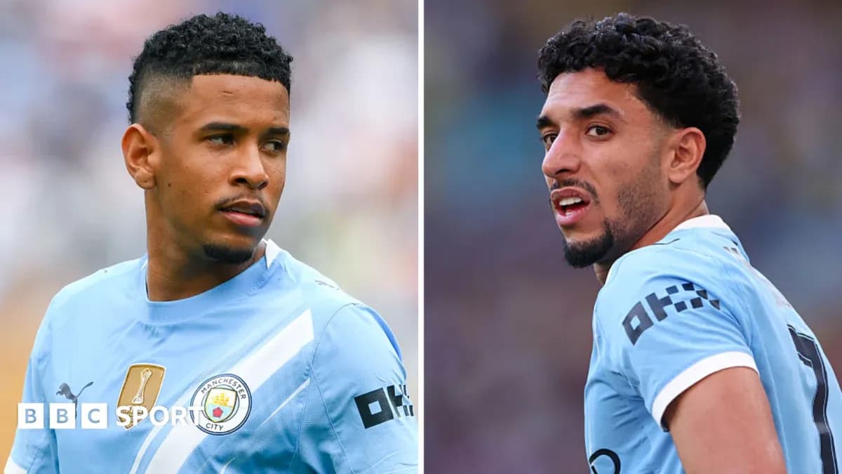Dos jugadores de Manchester City en uniforme azul Dos jugadores de Manchester City en uniforme azul